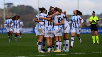 Las txuriurdines celebran el gol de la sentencia, que llegaba nada más empezar la segunda parte.