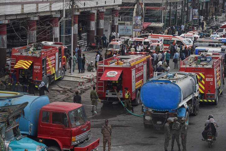 Equipos de emergencia en el exterior del centro comercial.