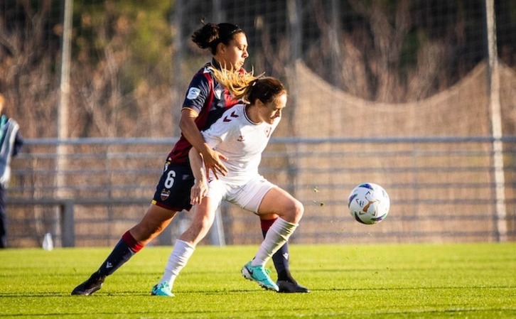 Paula Fernández encima a Arene Altonaga.
