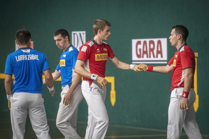 Jaka eta Mariezkurrena garaipena ospatzen, Larrazabal eta Arangurenen etsipenaren aurrean.