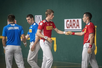 Jaka eta Mariezkurrena garaipena ospatzen, Larrazabal eta Arangurenen etsipenaren aurrean.