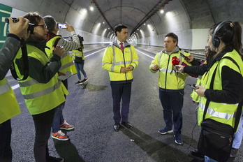 Imanol Pradales, diputado vizcaino de Infraestructuras y Desarrollo Territorial, visitando las obras de la Supersur.