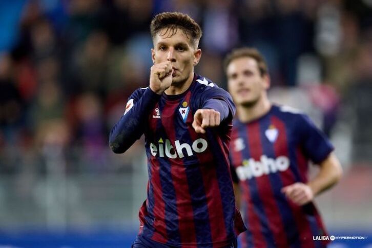 Corpas celebra el gol que restablecía el empate justo antes del descanso.