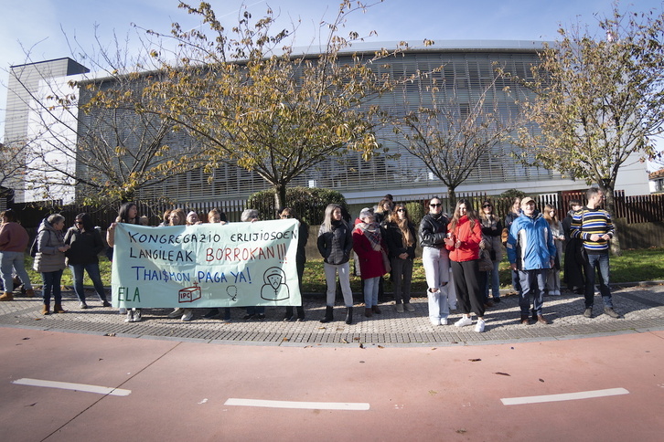 Concentración de las trabajadoras de residencias privadas de religiosas de Gipuzkoa.