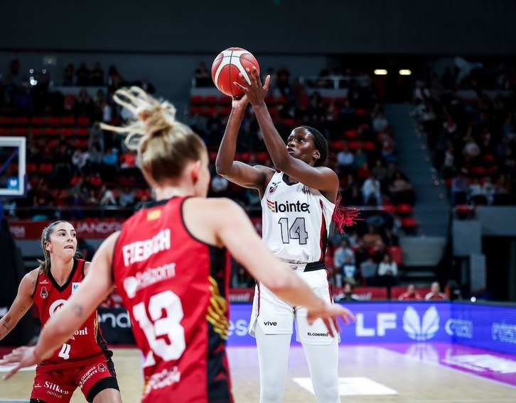 Sofia Da Silva, uztaipean aukerarik gabe, urrutitik ahalegindu behar izan da saskiratzerik lortzeko.