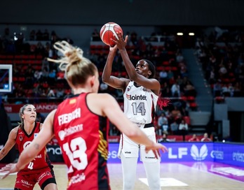 Sofia Da Silva, uztaipean aukerarik gabe, urrutitik ahalegindu behar izan da saskiratzerik lortzeko.