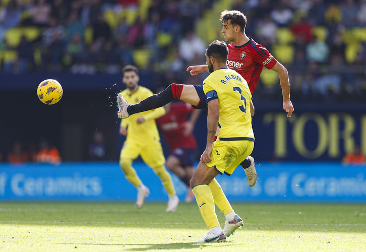 Aimar Oroz estira la pierna para trata de controlar el esférico. 