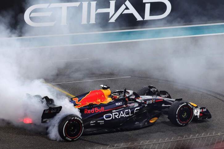 Max Verstappen quema las gomas de sus neumáticos para celebrar el triunfo de un nuevo Mundial en el que ha dominado a placer.