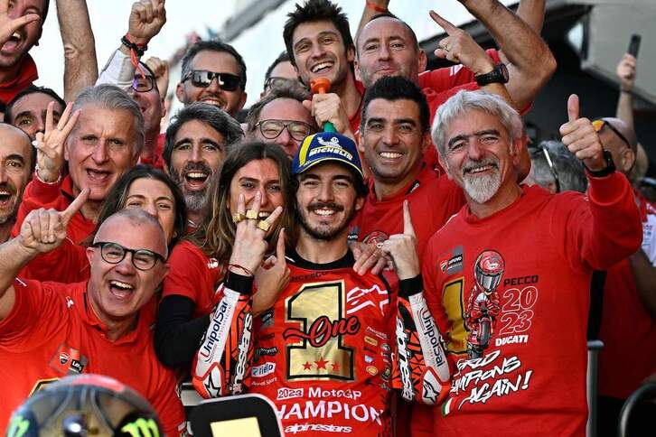Francesco Bagnaia celebra el título rodeado por sus compañeros de Ducati.