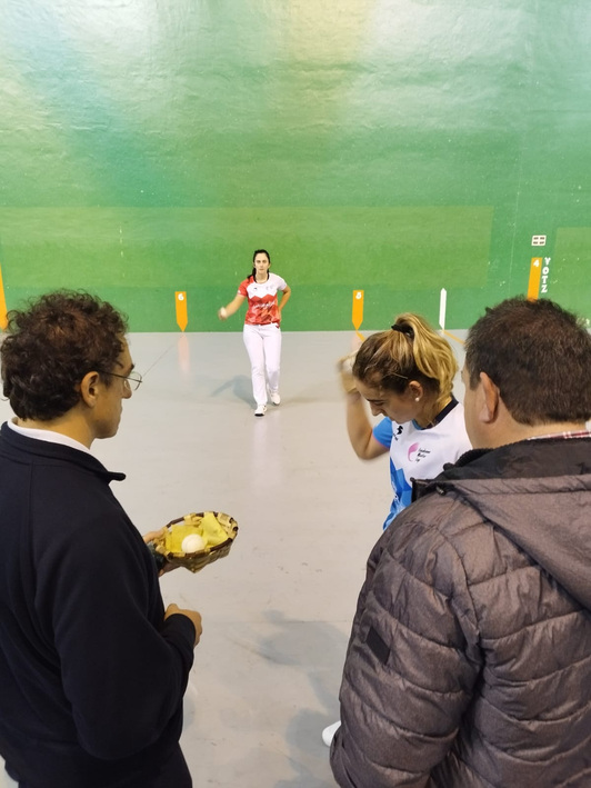 Miriam Arrillaga, pilota bat probatzen, Nora Mendizabalen aurkako kanporaketan.