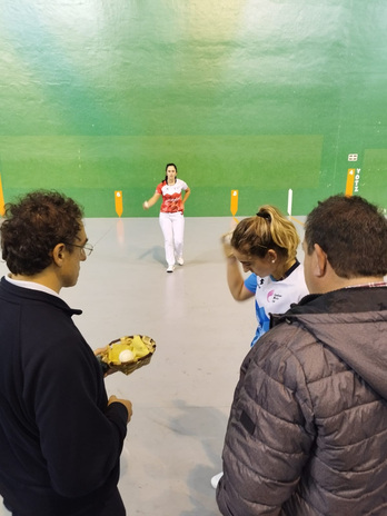 Miriam Arrillaga, pilota bat probatzen, Nora Mendizabalen aurkako kanporaketan.