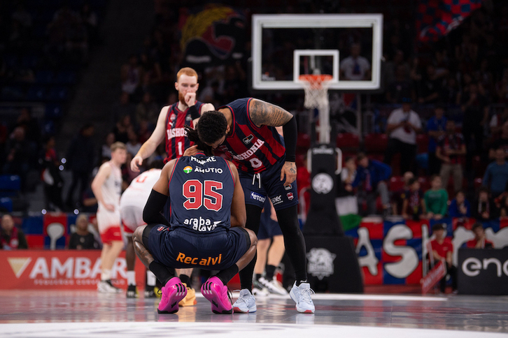 Markus Howard felicita a un Moneke que ha sido uno de los protagonistas del triunfo baskonista.