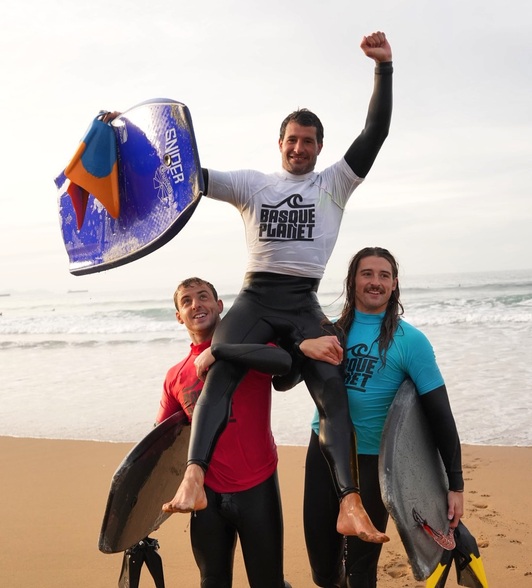 Alex Uranga txapelduna, aurekarien sorbalden gainean.