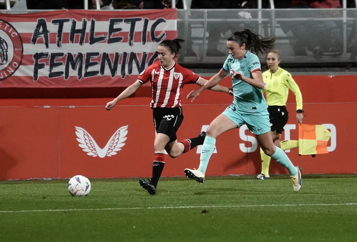 Azkona avanza con el balón perseguida por Engen.
