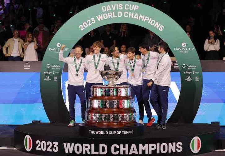 Euforia en la selección de Italia tras conquistar la segunda Copa Davis en la historia de la nación transalpina.