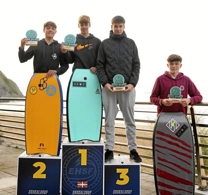 Gazteen mailako lau finalistak, sari banaketetan.