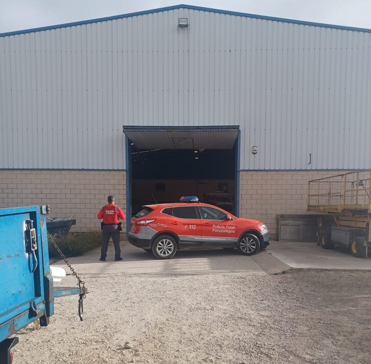 Un agente de la Policía Foral en el polígono industrial de Cintruénigo, donde se ha registrado el accidente laboral moral. 