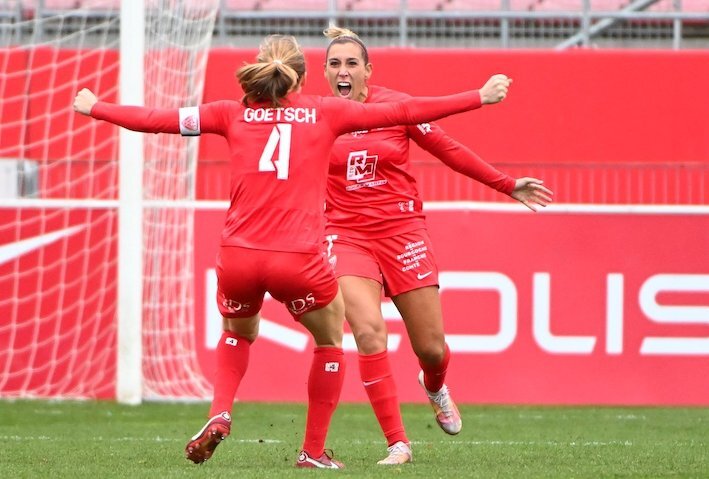Cirauqui se abraza a Goetsch para celebrar su gol al Saint Etienne. DFCO