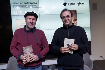 Lasa eta Gerediaga, lan sarituak eskuartean dituztela.