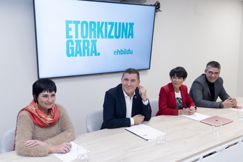 Arnaldo Otegi, junto a otros integrantes de la Mesa Política de EH Bildu, en la reunión de este lunes. 
