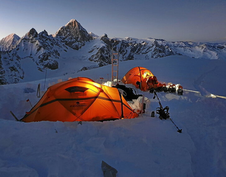 Argiztatutako dendak, elurra kontrolpean edukitzeko zaintza lanak ere egin behar izan baitzituen espedizioak.