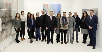 El alcalde Basurto, rodeado de los artistas que participan en este nuevo espacio.