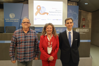 La consejera de Salud de Lakua, Gotzone Sagardui, flanqueada por Víctor Uriarte, presidente del Consejo de Farmacéuticos de la CAV, y Marco Imbert, presidente de Euskalsida.