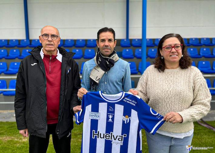 El exjugador de Osasuna Iván Rosado posa con Antonio Toledo y la presidenta sportinguista Manuela Romero. Sporting de Huelva.