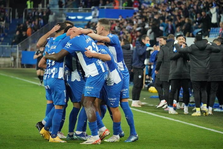El Alavés se impuso al Granada en la última jornada y se encuentra fuera del descenso.