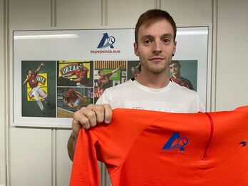 Joseba Aldane, bere kontratu berria sinatu berritan.