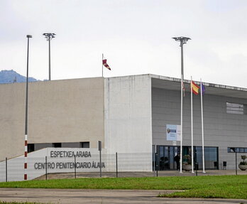 Acceso principal de la cárcel de Zaballa, que ya luce el logo de Lakua.