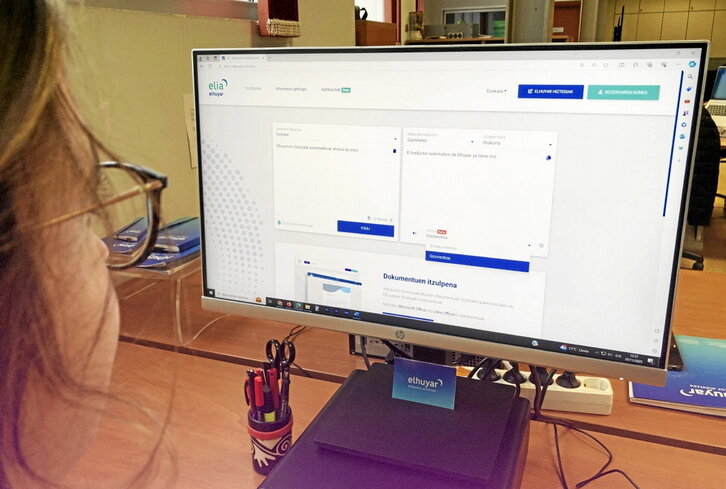 Elia itzultzaile automatikoak ahotsa ere badu orain.