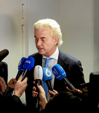 Geert Wilders habla con la prensa.