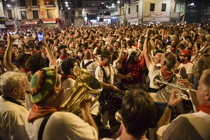 Ambiente nocturno durante una noche de los pasados sanfermines. 
