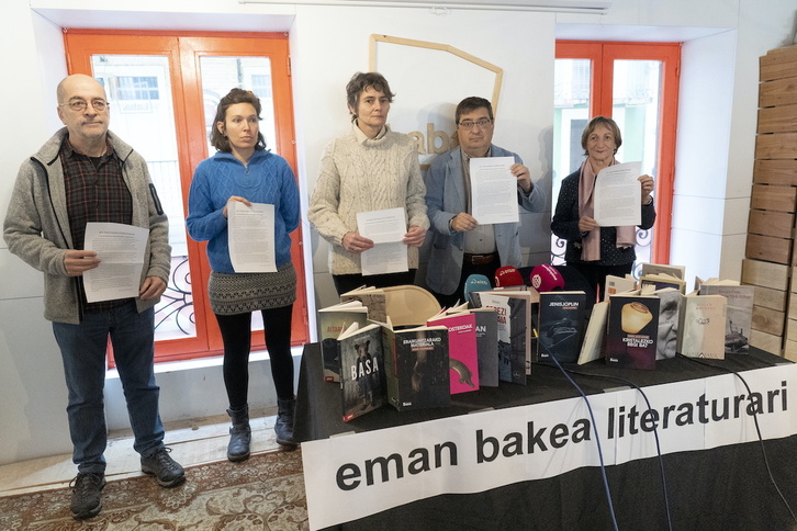 Mikel Taberna, Garazi Arrula, Ines Castiella, Josu Jimenez eta Sagrario Aleman irakurle taldeen dinamizatzaileek aurkeztu duten adierazpenaren aurkezpenean.