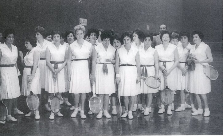 Emakume erraketisten artxiboko argazkia.