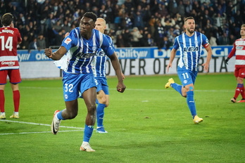 Samu Omorodion celebra el gol ante el Granada. 