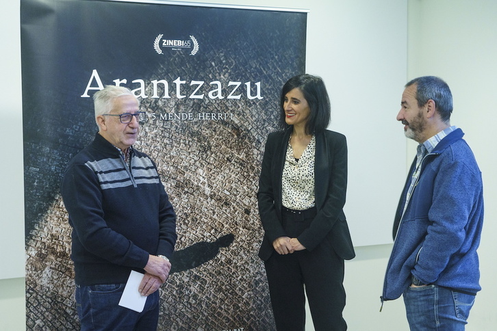 Joxe Mari Arregi, Naiara Goia eta Pello Sarasua, dokumentalaren aurkezpenean.