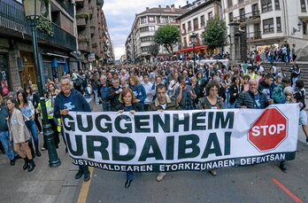Manifestación que reunió en octubre a miles de personas en Gernika contra el proyecto.