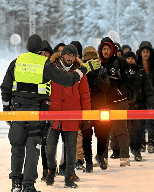 Migrantes en el paso fronterizo de Salla.