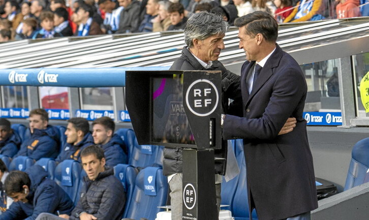 Imanol saluda a Diego Alonso antes del partido del domingo contra el Sevilla.