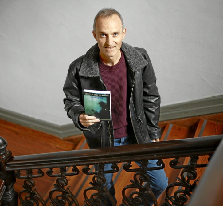 Eneko Aizpurua, liburu berria eskuan.