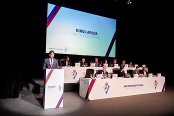 Javi Gurrutxaga interviene en la Asamblea como responsable del área deportiva del Consejo.