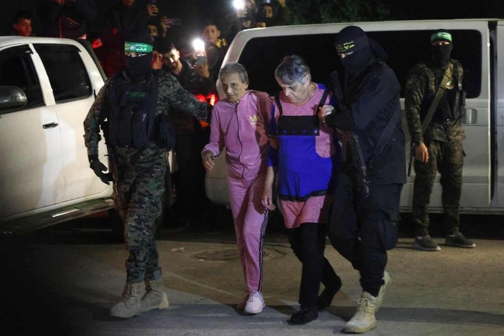 Milicianos de Hamas y de la Yihad Islámica entregan dos rehenes a la Cruz Roja en Rafah.