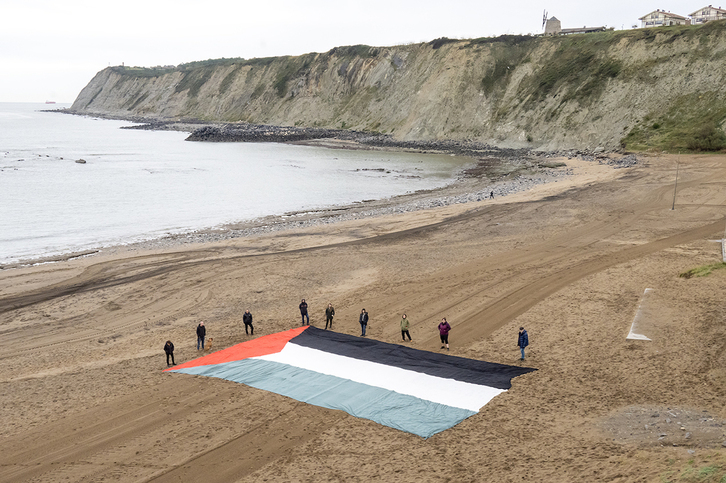 Palestinako bandera jarri du EH Bilduk Getxoko Arrigunaga hondartzan.