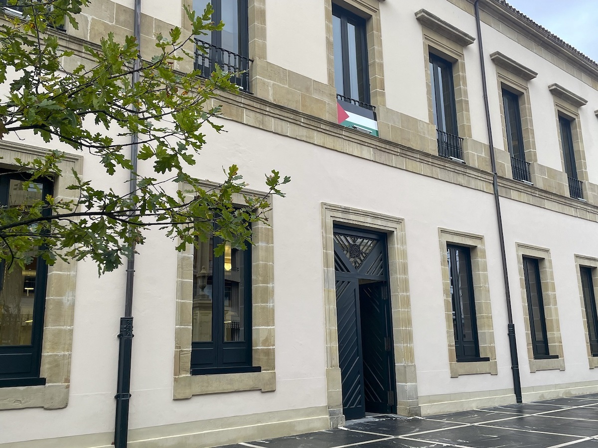 Gasteizko Parlamentuak Palestinako bandera bere eraikinaren aurrealdean jarri du. (EUSKO LEGEBILTZARRA)