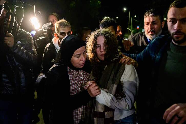 La prisionera palestina Ahed Tamimi llega a Ramallah tras ser liberada anoche por Israel.