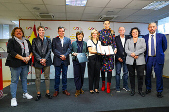 Foto de familia de la firma del Convenio Colectivo de la Liga Femenina Endesa, con Carmen Muguruza en el centro.