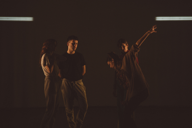 ‘Badon*’ operaren entseguan taldekideak, tartean, Marina Suarez Ortiz de Zarate.