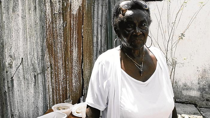 Eneida Villegas Zulueta, «Tras las huellas de nuestros ancestros» proiektuaren gidaria. Zuluetaren esklaboen ondorengoa da eta Álava azukre-fabrikan (egun Central Mexico) museo bat dauka. www.azkukrebeltza.eus